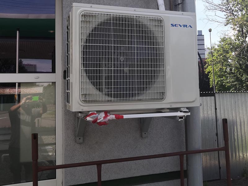 Montaż klimatyzatora zewnętrznego w hali w Śremie